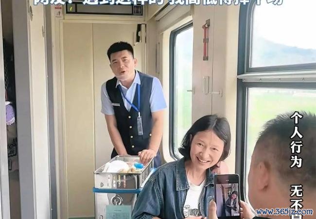列车售货员辅导搭客拍照开好意思颜 网友：太会言语了